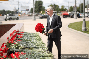 Сергей Собянин почтил память погибших в аварии в метрополитене в прошлом году
