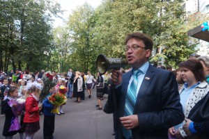 Директор школы Александр Ильяшенко также является депутатом Совета депутатов муниципального округа Бирюлево Восточное
