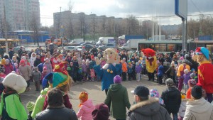 Московский театр ростовых кукол «Балаган» организовал для самых маленьких жителей района представление