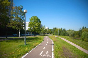 На фото велодорожка вдоль улицы Мусы Джалиля и парка в пойме реки Городня