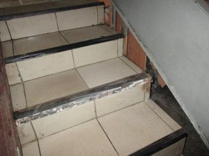 В доме 52 на Липецкой улице восстановили плиточное покрытие лестницы