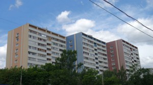 На фото один из многоквартирных домов в районе Бирюлево Восточное