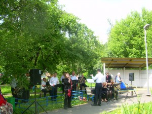 Ретро-встреча, посвященная Дню России, прошла в Яблоневом сквере в районе Бирюлево Восточное 
