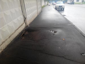 Провал тротуара на улице Ягодная