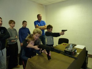 Дети из организации «Маяк» посетили стрелковый клуб