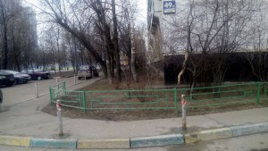 По просьбам местных жителей на Бирюлевской улице починили ограждения тротуара
