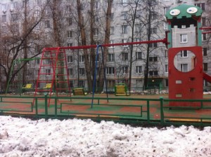 Восстановленные качели на детской площадке в районе Бирюлево Восточное