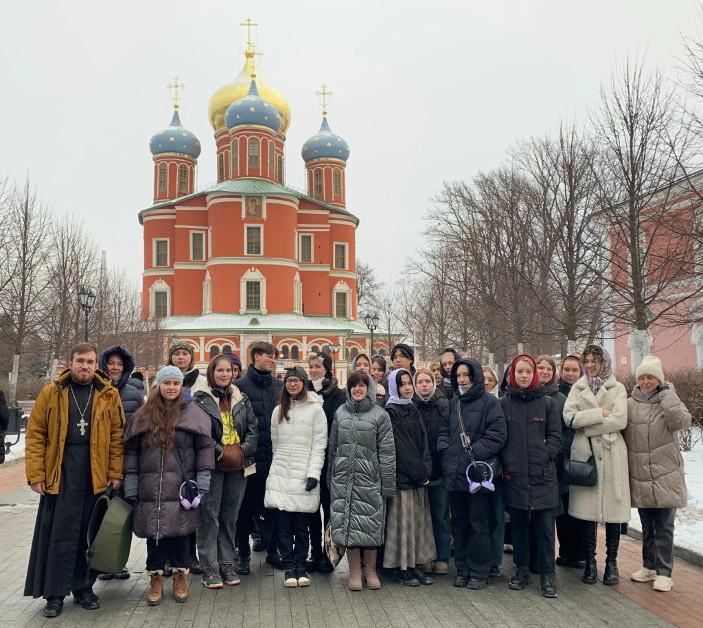 Студенты КДПИ имени Карла Фаберже посетили Донской монастырь. Фото: страница Колледжа декоративно-прикладного искусства имени Карла Фаберже в социальных сетях