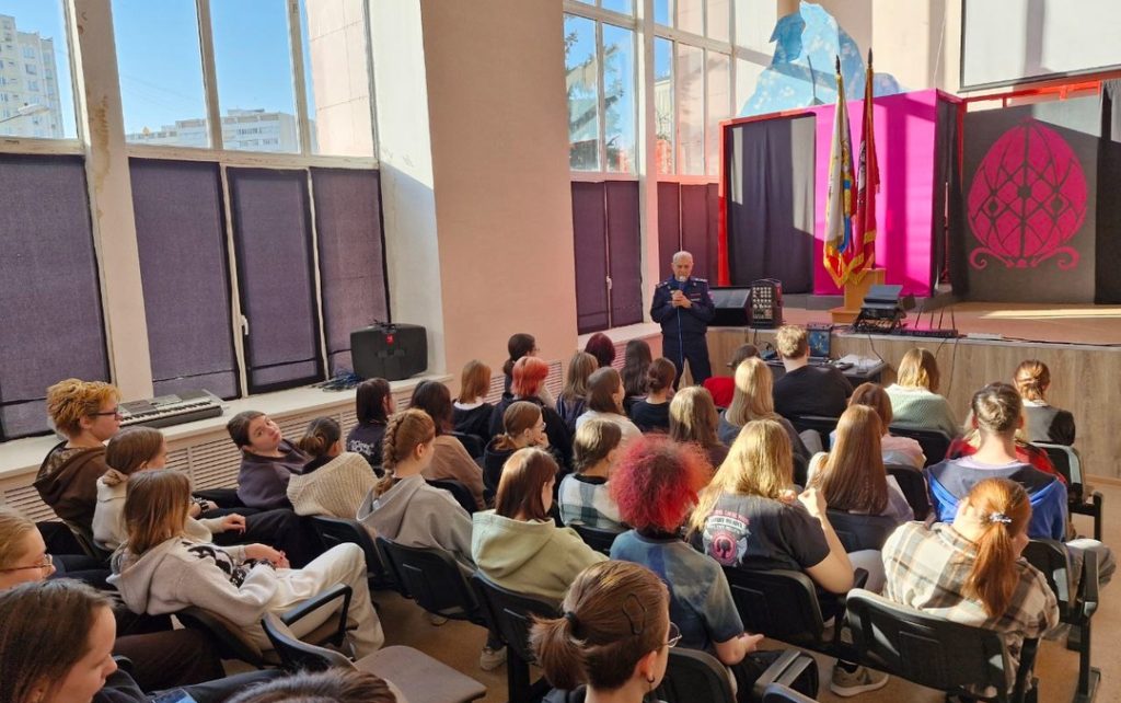 Патриотическую лекцию провели для студентов КДПИ имени Карла Фаберже. Фото: страница КДПИ имени Карла Фаберже в социальных сетях