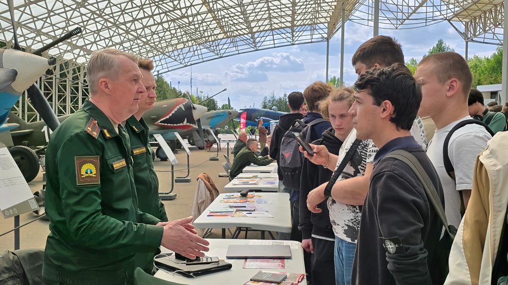 «Есть такая профессия — Родину защищать!»: студенты Пищевого колледжа №33 приняли участие в патриотической акции. Фото: страница Пищевого колледжа №33 в социальных сетях