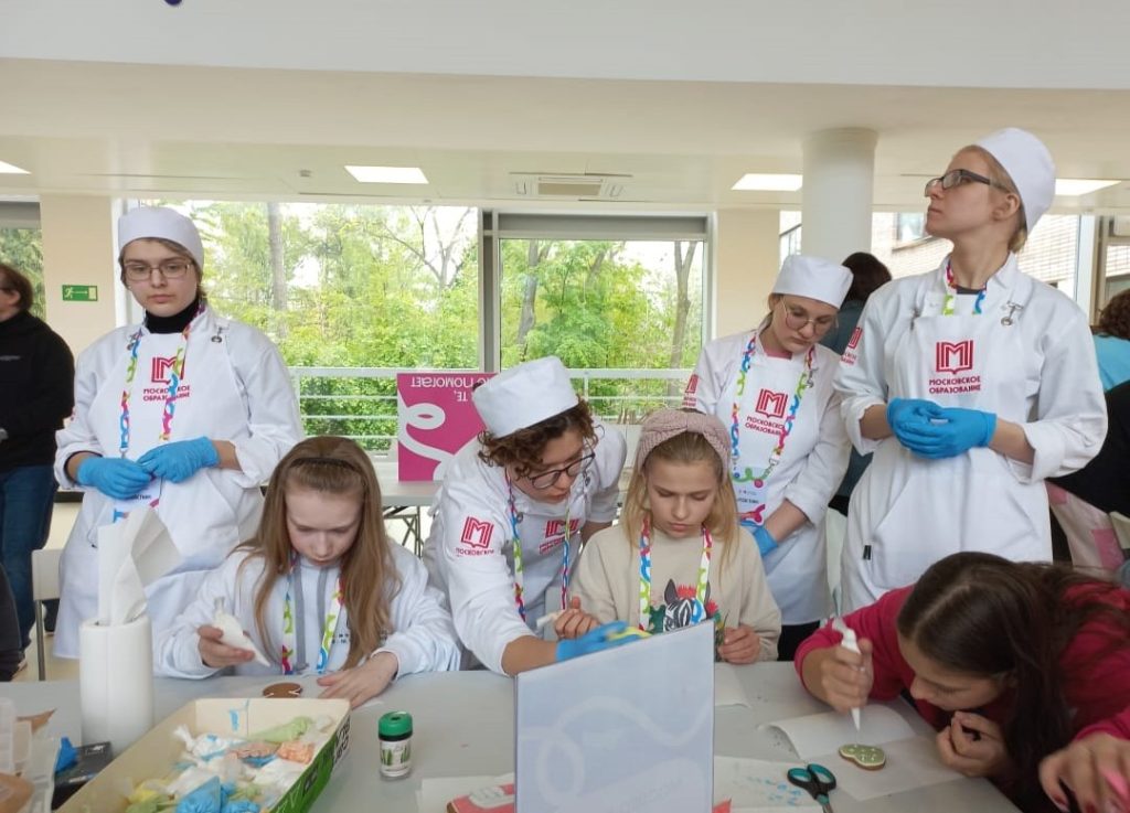 Студенты Пищевого колледжа №33 провели общественный мастер-класс. Фото: страница Пищевого колледжа №33 в социальных сетях