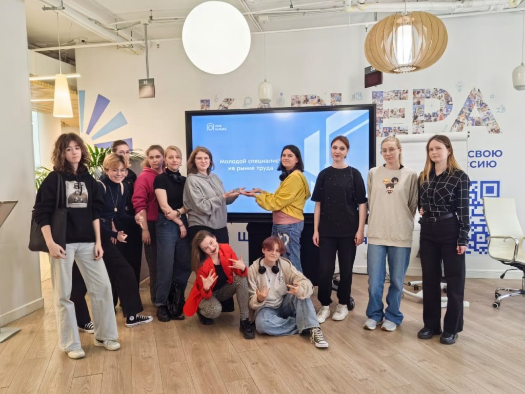 Студенты КДПИ имени Карла Фаберже посетили Центр занятости «Моя карьера». Фото: страница Колледжа декоративно-прикладного искусства имени Карла Фаберже в социальных сетях