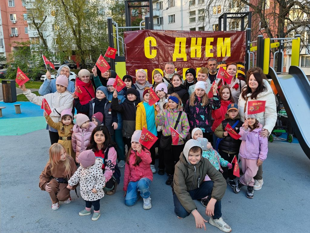 Сотрудники ЦД «Личность» провели праздничный концерт в Бирюлеве Восточном. Фото: страница Центра Досуга «Личность» в социальных сетях