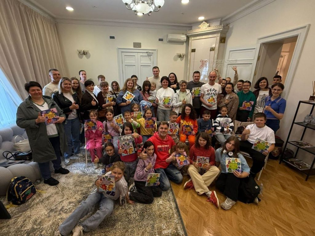 Студенты колледжа ДПИ имени Карла Фаберже встретились с писателем Олегом Роем. Фото: официальная страница колледжа ДПИ имени Карла Фаберже в социальных сетях