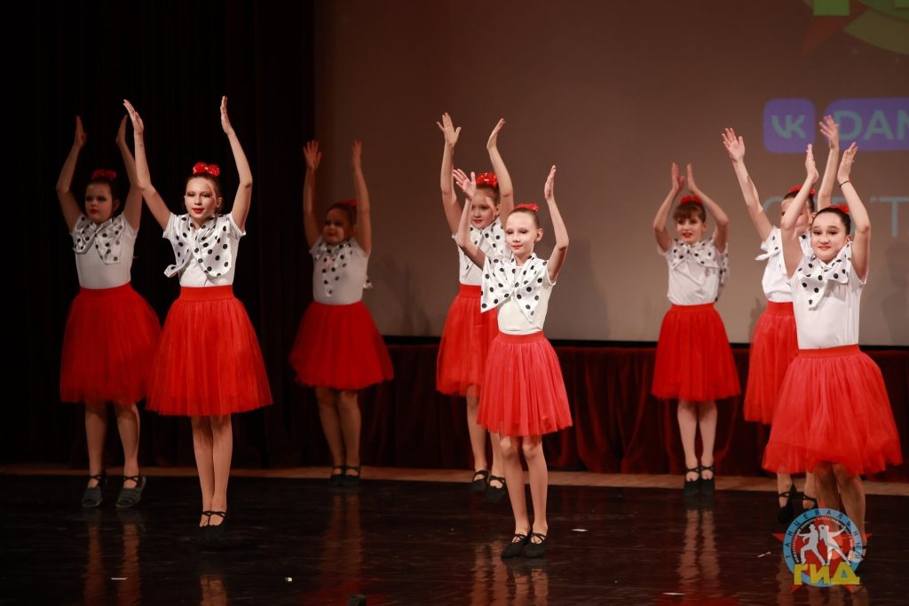 Ученицы танцевальной студии «Шаг вперед» из школы №508 приняли участие в международном конкурсе «New Line Dance». Фото: официальная страница школы №508 в социальных сетях