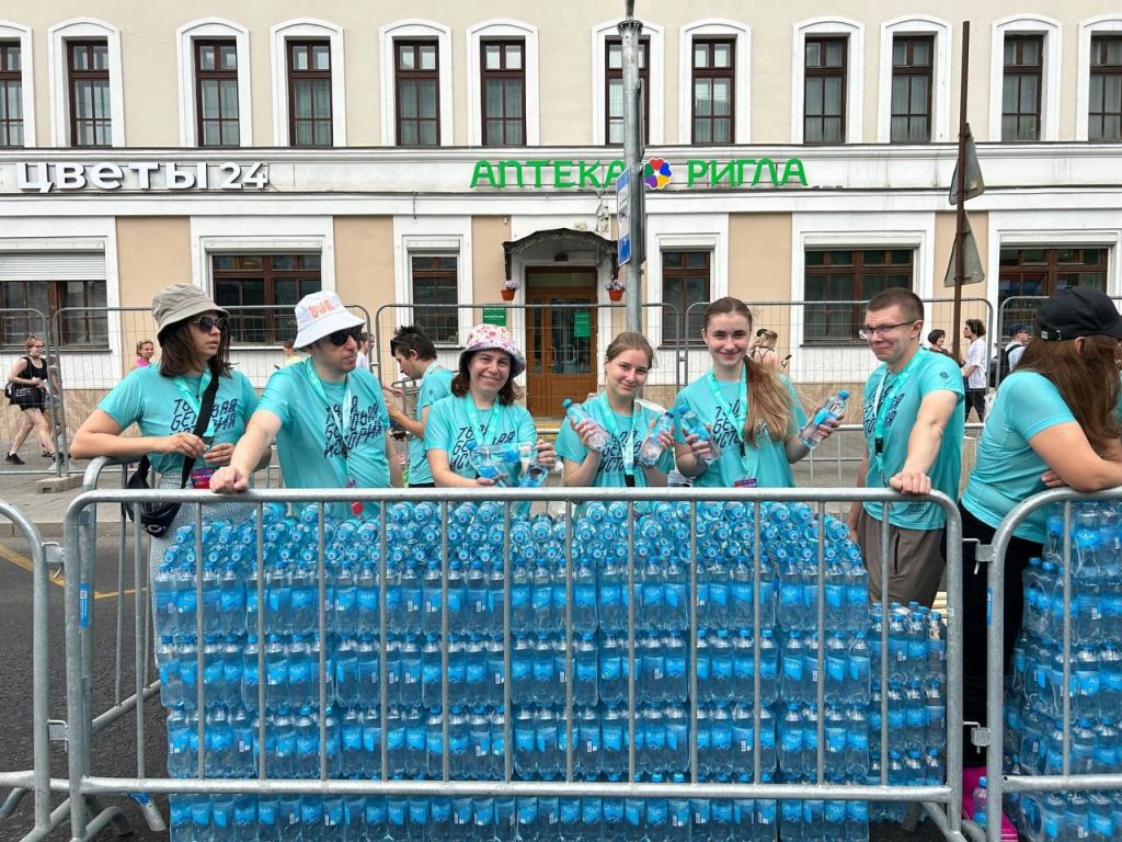 Волонтеры школы №902 помогли участникам «Красочного забега». Фото: официальная страница школы №902 в социальных сетях