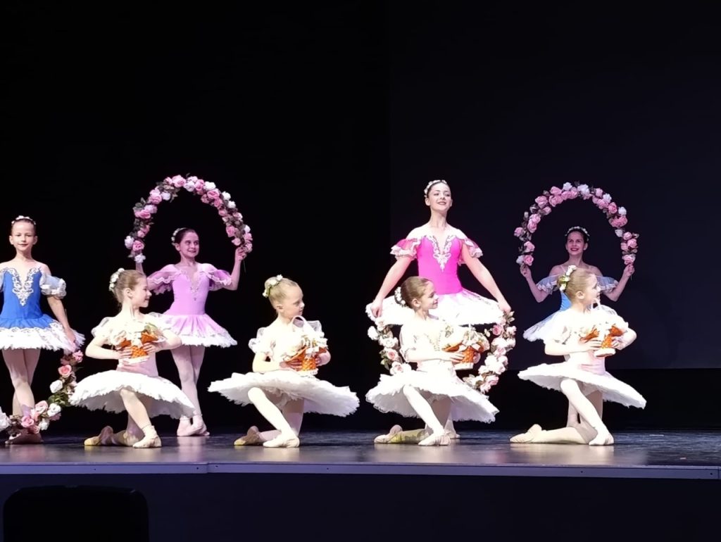 Ученицы школы №1861 выступили на хореографическом конкурсе. Фото: страница школы №1861 «Загорье» в социальных сетях