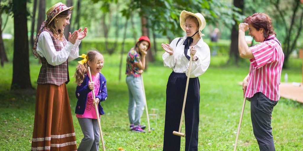 В музее-заповеднике «Царицыно» гости узнают о популярных забавах XIX века и сразятся в бирюльки, крокет, серсо, городки и лапту. Фото: пресс-служба Комитета по туризму города Москвы