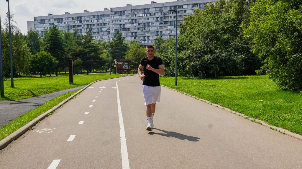 Бесплатные тренировки по бегу проводят в Бирюлевском дендропарке. Фото: Ксения Догонашева, «Вечерняя Москва»