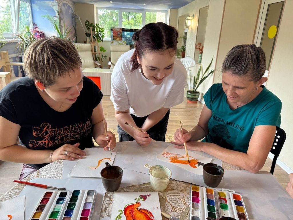 Студентка КДПИ им. Карла Фаберже провела мастер-класс в пансионате. Фото: страница КДПИ им. Карла Фаберже в социальных сетях