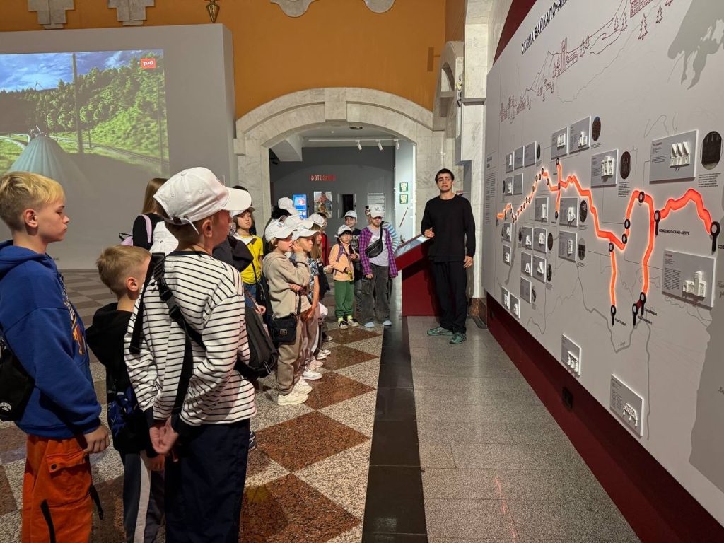 Ребята из летнего лагеря при школе №508 побывали на экскурсии. Фото: официальная страница школы №508 в социальных сетях