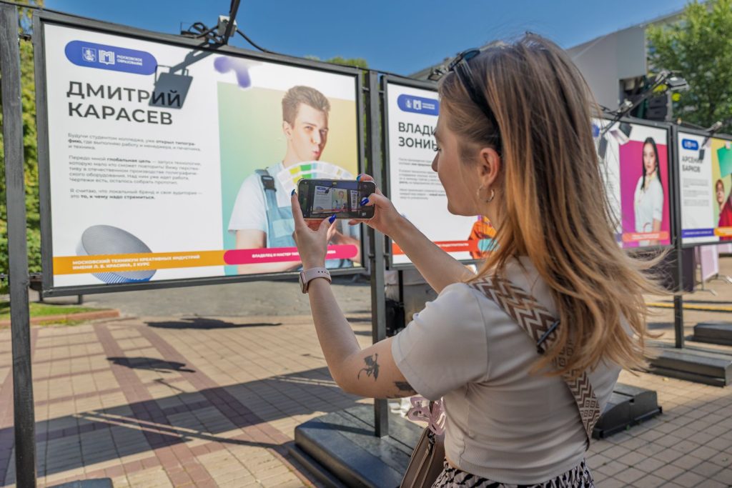 Представители КДПИ имени Карла Фаберже рассказали о фотовыставке «Колледжи Москвы. Успех обеспечен!». Фото: Пресс-служба Департамента образования и науки города Москвы