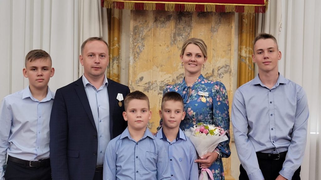 Родители учеников школы №508 получили награды за вклад в укрепление института семьи. Фото: официальная страница школы №508 в социальных сетях