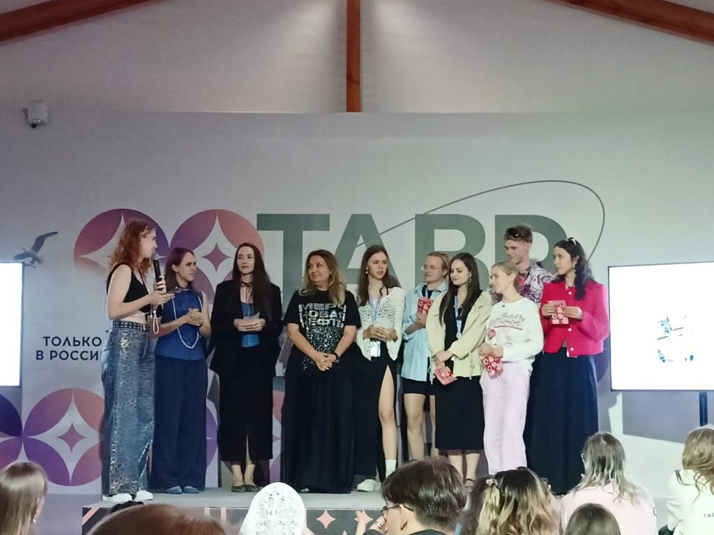 Участие в летнем арт-проекте приняла представительница Колледжа ДПИ имени Карла Фаберже. Фото: официальная страница Колледжа декоративно-прикладного искусства имени Карла Фаберже в социальных сетях