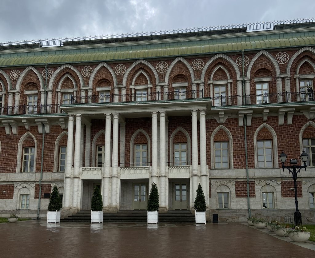 Сотрудники МЗ «Царицыно» пригласили горожан на занятия йогой. Фото: Анастасия Петрова, «Вечерняя Москва»