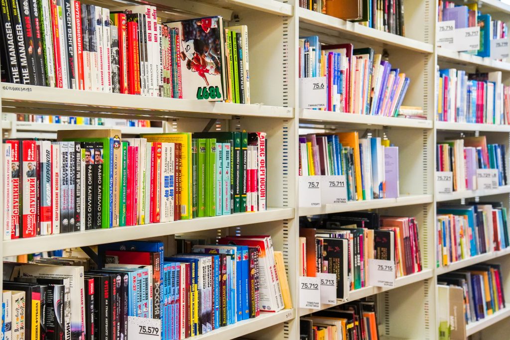 Сотрудники библиотеки №142 организуют посвященную творчеству Александра Куприна выставку. Фото: Ксения Догонашева, «Вечерняя Москва».