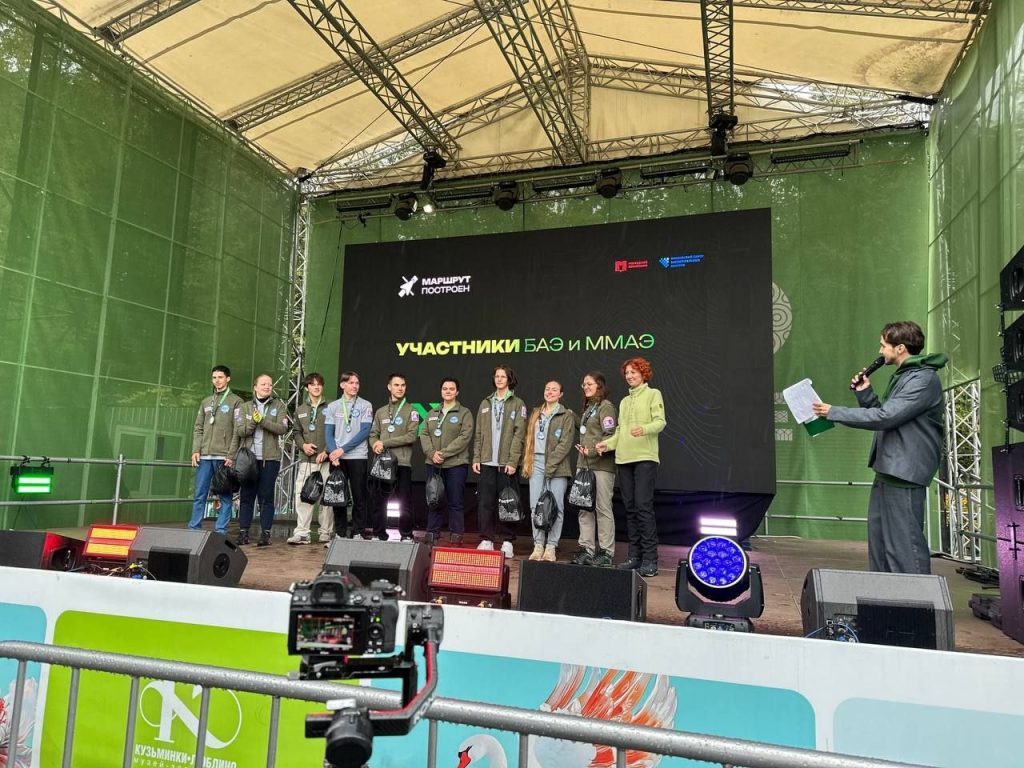 Участнице Большой арктической экспедиции из Пищевого колледжа №33 вручили награду. Фото: страница Пищевого колледжа №33 в социальных сетях