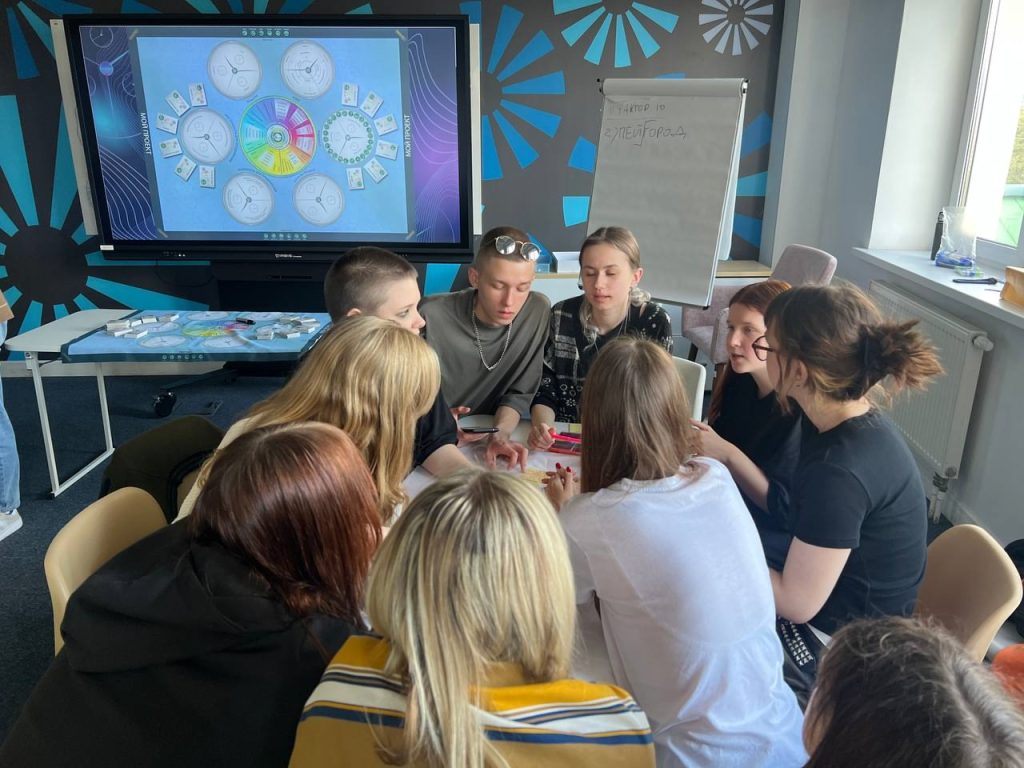 Первокурсники КДПИ имени Карла Фаберже побывали в центре «Моя карьера». Фото: страница Колледжа декоративно-прикладного искусства имени Карла Фаберже в социальных сетях