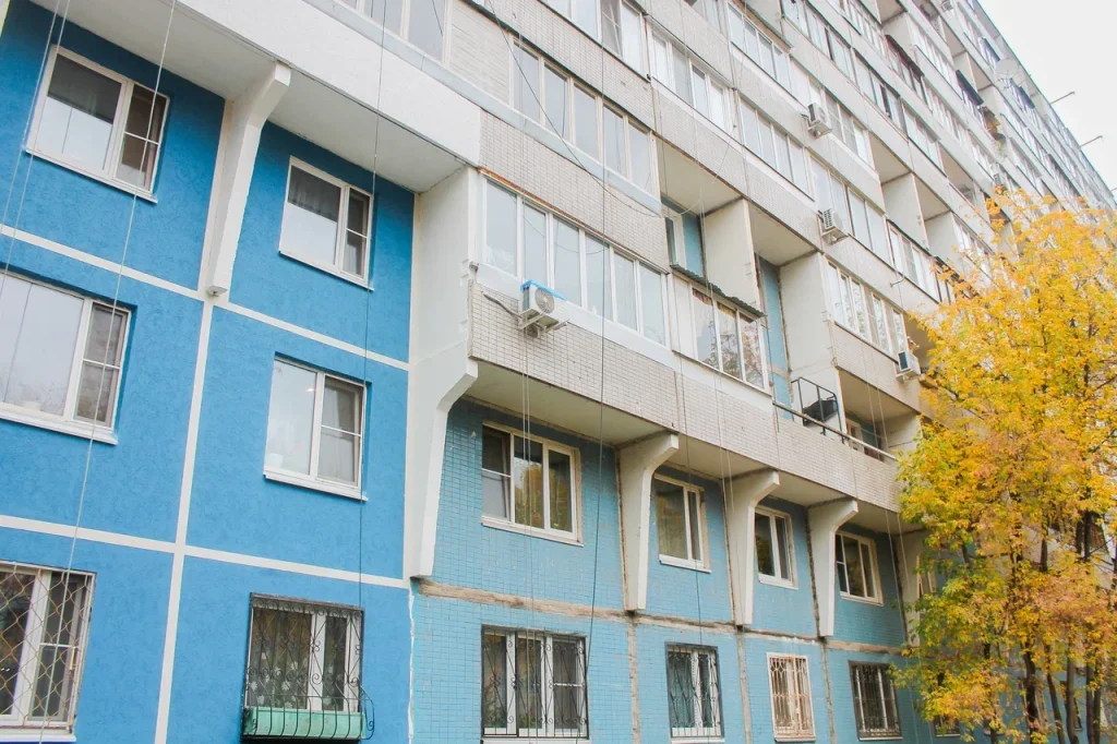 Сотрудники ФКР Москвы заканчивают ремонт здания 1982 года. Фото: пресс-служба Фонда капитального ремонта Москвы