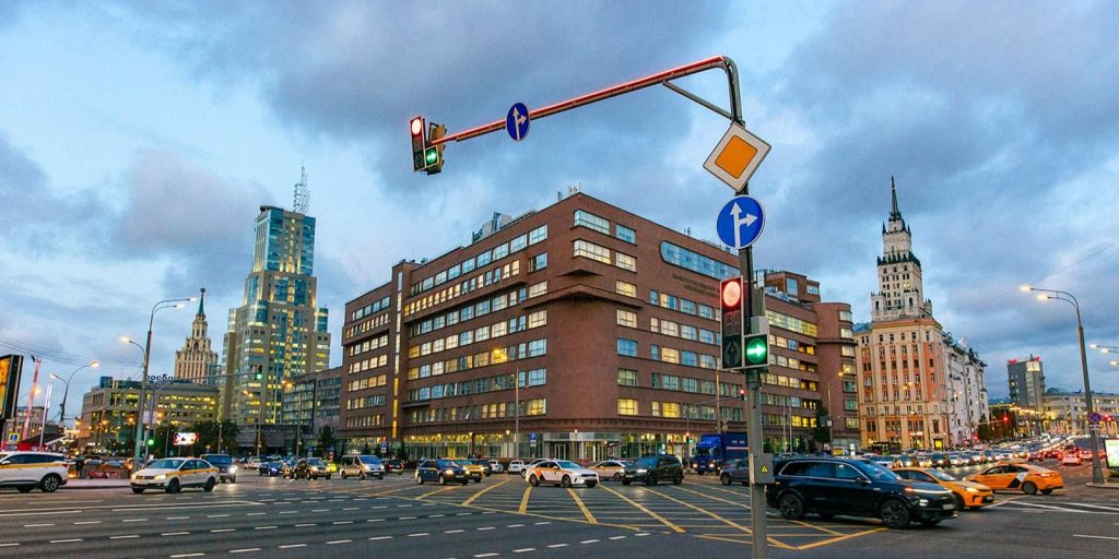 Светофор с опорой оборудовали подсветкой в Бирюлеве Восточном. Фото: пресс-служба Департамента транспорта и развития дорожно-транспортной инфраструктуры города Москвы