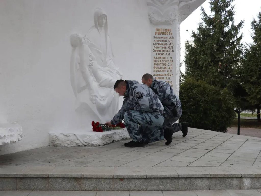 В День ветеранов войск правопорядка сотрудники ОМОН «Авангард» столичного главка Росгвардии почтили память погибших товарищей. Фото: пресс-служба Росгвардии