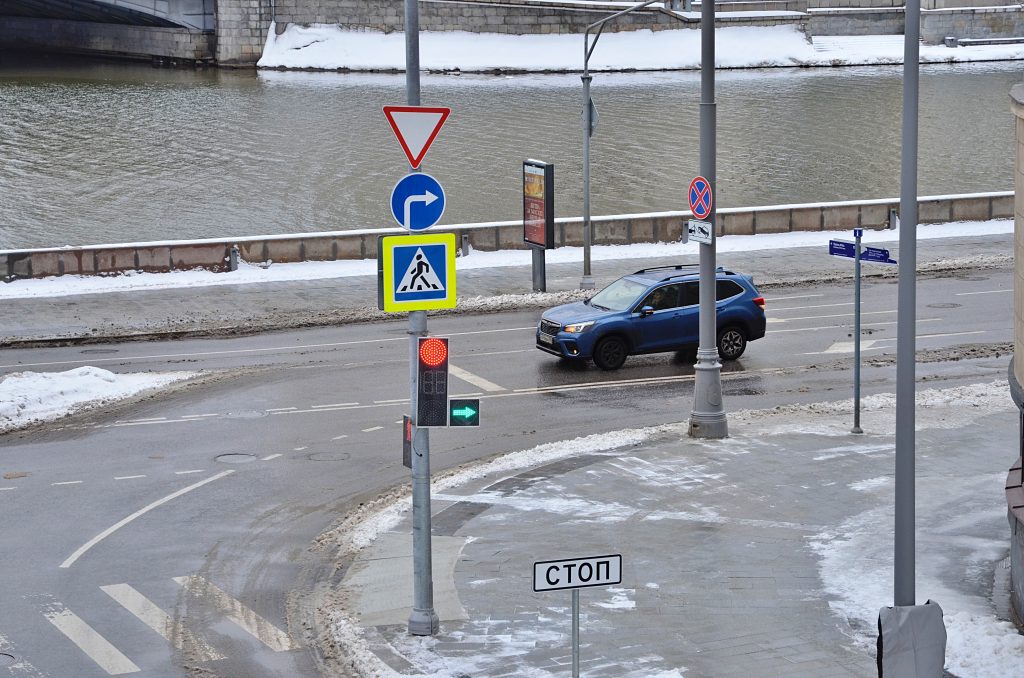 Специалисты установили круговой перекресток в Бирюлеве Восточном. Фото: Анна Быкова, «Вечерняя Москва»