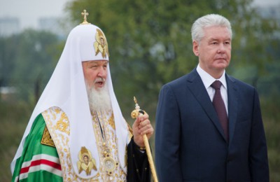 Сергей Собянин и Патриарх Московский и всея Руси Кирилл приняли участие в освящении Князь-Владимирского храма