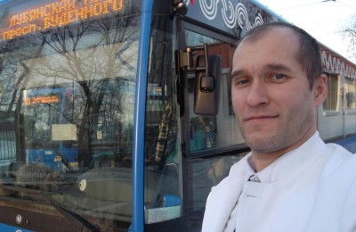 Водитель автобуса Роман Шер помог потушить горящий автомобиль на улице Братеевская