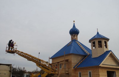 В прошлом году состоялась церемония освящения и водружения крестов на временный храм состоялась в районе Бирюлево Восточное