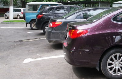На фото припаркованные машины в районе Царицыно
