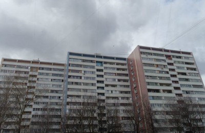 На фото многоквартирный жилой дом в районе Бирюлево Восточное