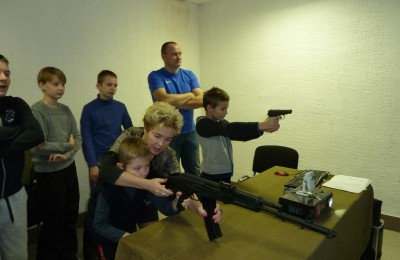 Дети из организации «Маяк» посетили стрелковый клуб