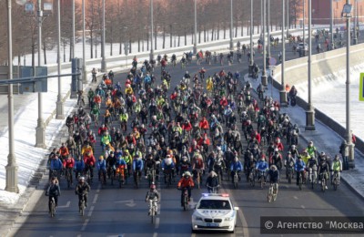 Свыше 500 москвичей приняли участие во втором столичном зимнем велопараде