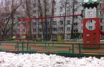 Восстановленные качели на детской площадке в районе Бирюлево Восточное