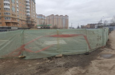 По просьбе местного жителя в районе Бирюлево Восточное восстановили ограждение строительной площадки