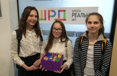 Девятиклассницы Анастасия Савченко, Дарья Ефимова и Светлана Поплевина