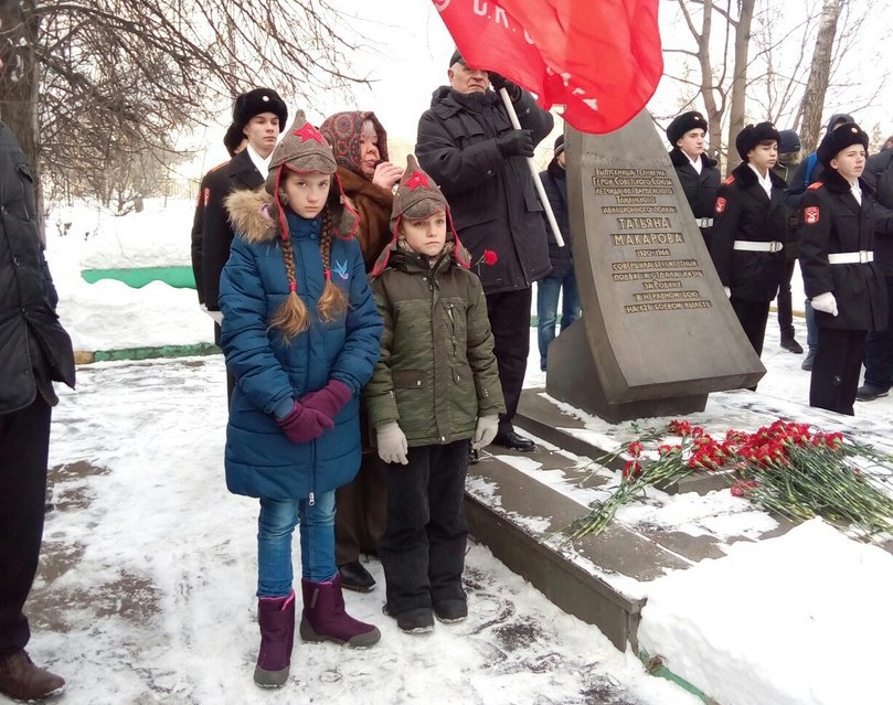 Юные актеры Загорья у мемориала Татьяны Макаровой