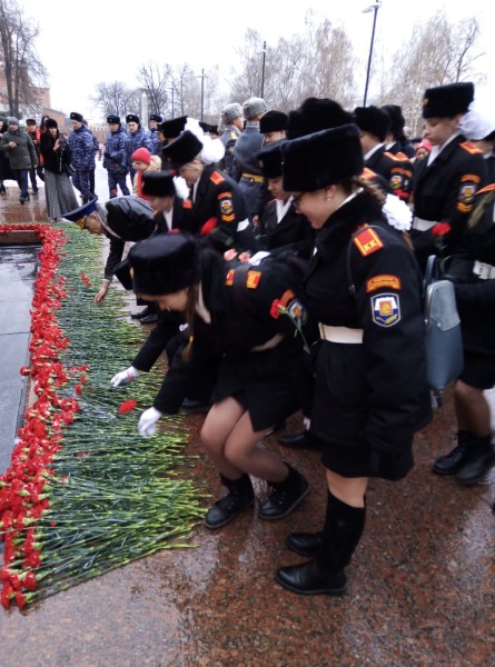 школа 947, Полянских, Могила неизвестного солдата, возложение цветов, 0512 (3)
