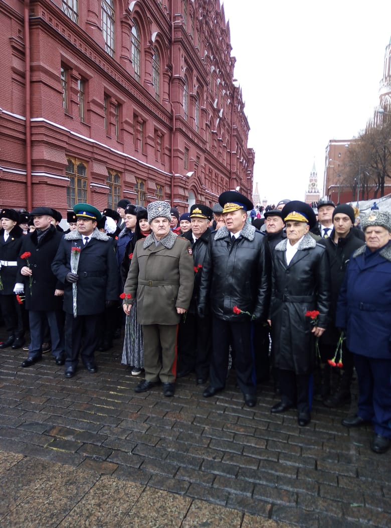 школа 947, Полянских, Могила неизвестного солдата, возложение цветов, 0512 (4)