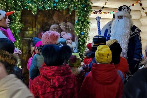 Ученики школы №508 посетили усадьбу Деда Мороза. Фото: страница школы №508 в соцсетях